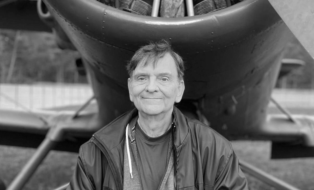 Bild von Andy König vor einem Flugzeug